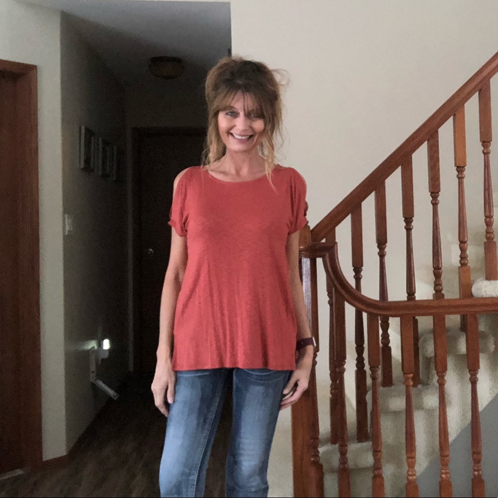 3/$25 - NWOT Tahari open shoulder shirt
